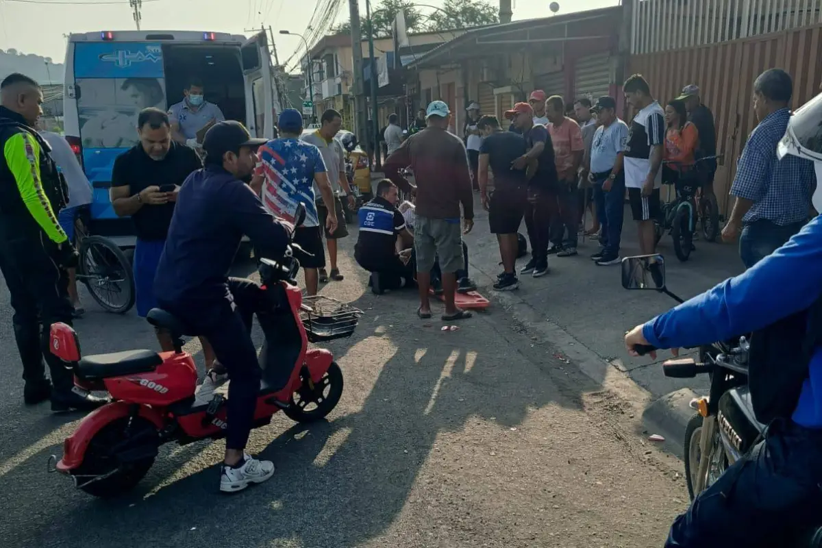 Rescatistas en una ambulancia y agentes de Portovial acudieron al sitio del accidente., Redes