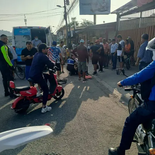 Impactante video: El momento exacto en que una pareja sale despedida tras chocar contra un taxi en Portoviejo