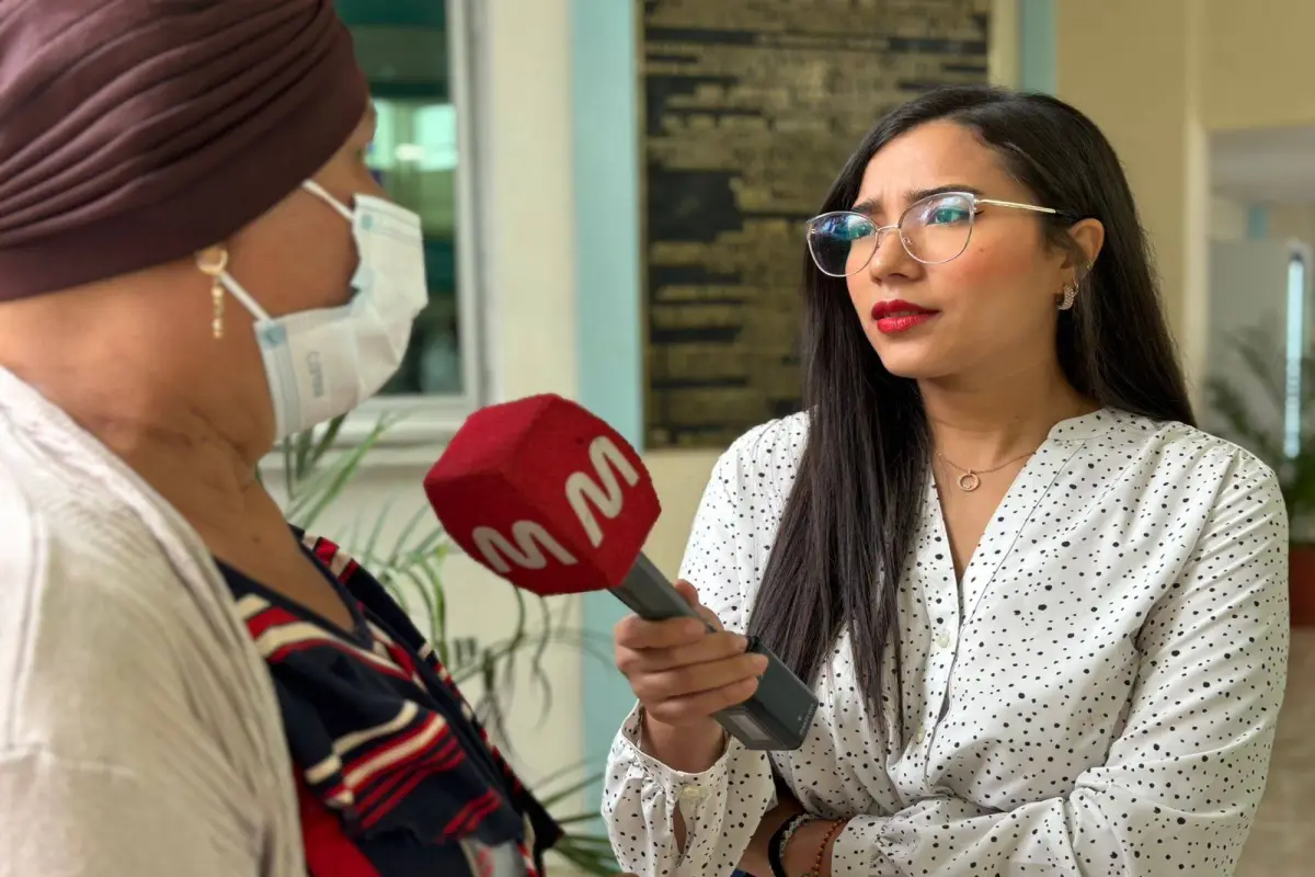 Sofía Saldarriaga, reportera de Manavisión, canal de Medios Ediasa, en una cobertura. El trabajo de la prensa en Ecuador reviste mayores peligros por la ola de criminalidad, según Fundamedios y  , El Diario