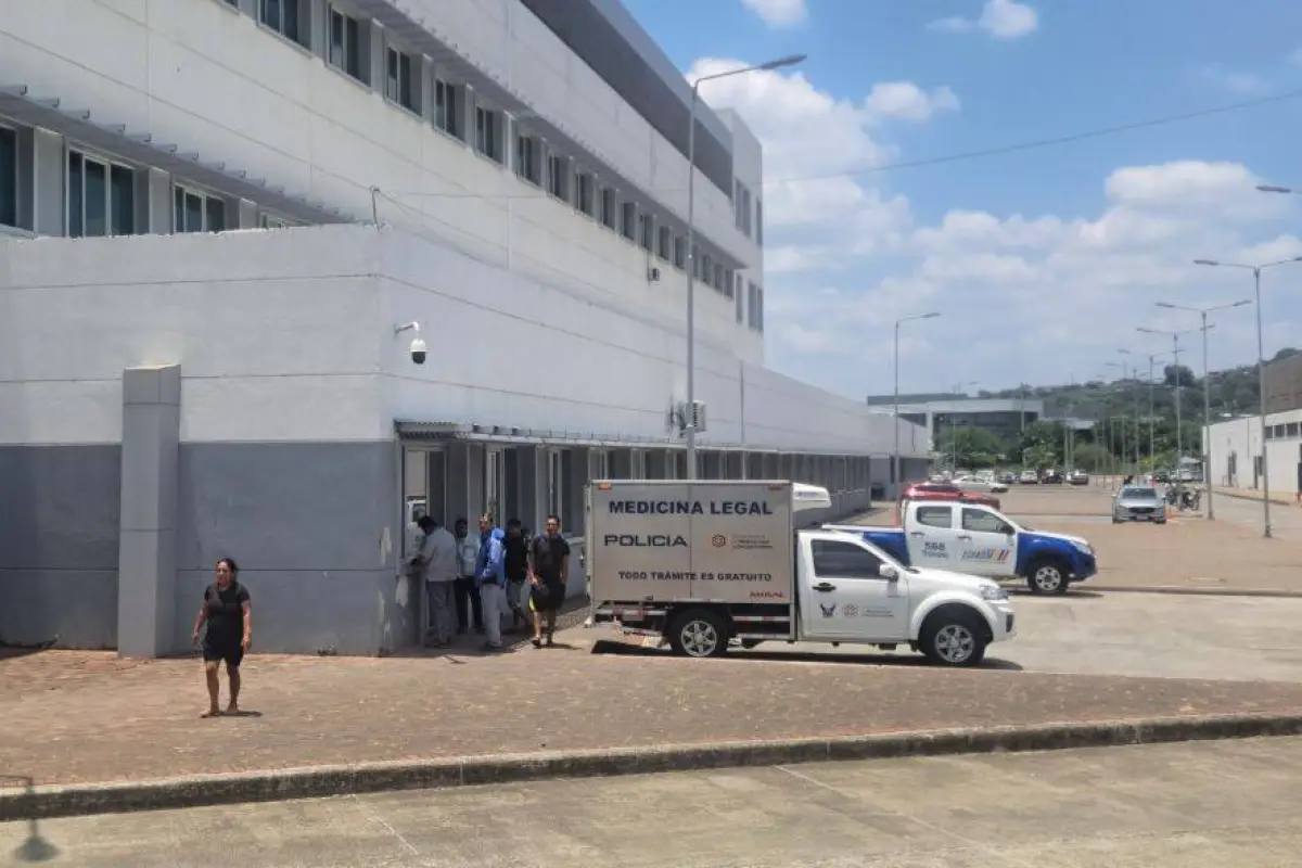 En el vehículo de medicina legal se trasladó el cuerpo de la adolescente desde el hospital hasta el centro forense de la ciudad., El Diario