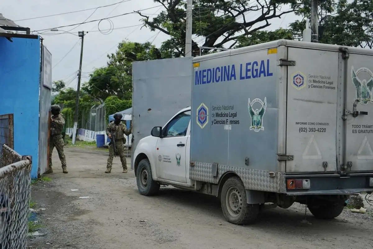 Un carro de medicina legal ingresando a la Penitenciaría. 
