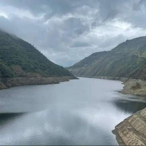 Embalse Mazar registra caída crítica y pone en riesgo generación eléctrica del país