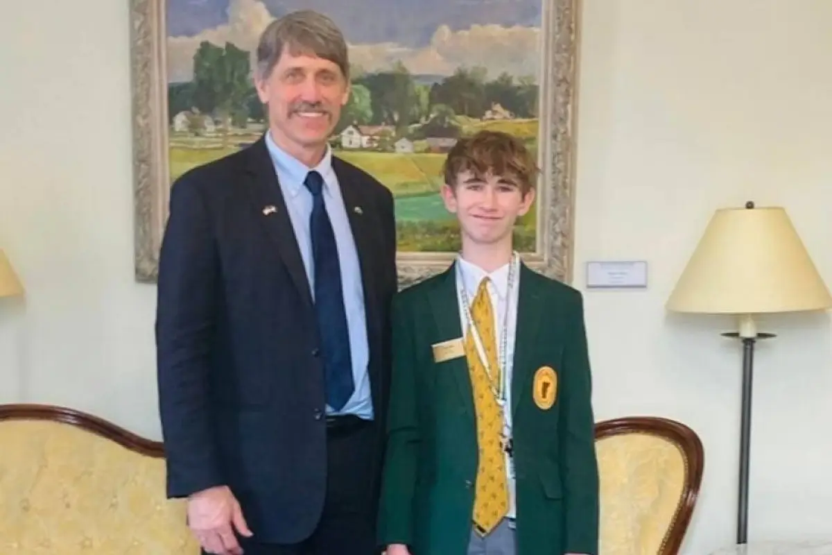 Dean Roy (der), conn apenas 14 años de edad, busca convertirse  en gobernador del estado de Vermont., Foto: Redes Sociales