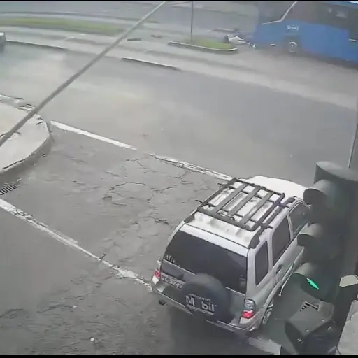 VIDEO | | Cámaras de seguridad captaron accidente de La Magdalena en Quito en donde fallecieron dos personas