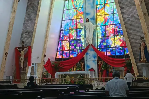 Los feligreses visitan los templos en Santo Domingo. ,Diario Centro