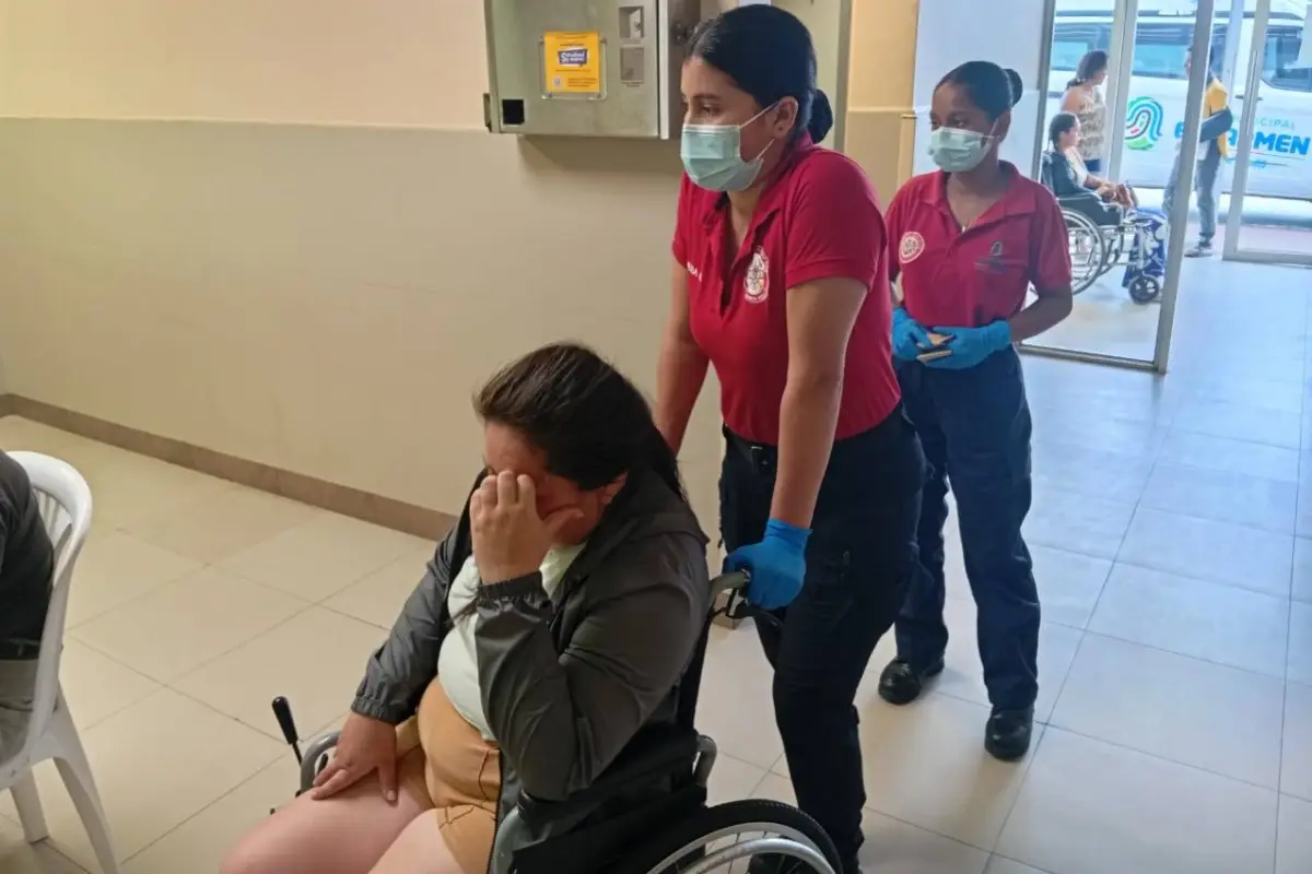 Los bomberos atendieron a la mujer herida y la trasladaron hasta el hospital de la localidad., ED