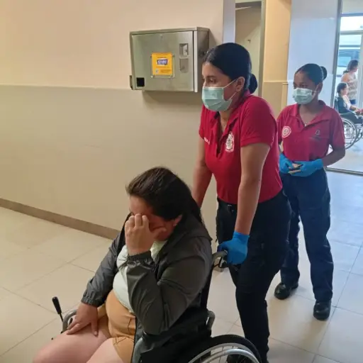 Gritos de auxilio en El Carmen: Un perro atacó a una mujer a plena luz del día y la mandó al hospital