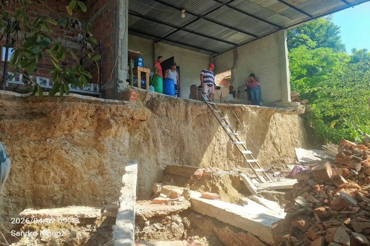 La tierra cedió cuatro metros en Portoviejo y dejó casas al borde del colapso, producción El Diario