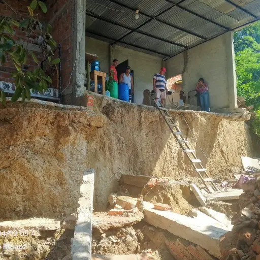 La tierra cedió cuatro metros en Portoviejo y dejó casas al borde del colapso