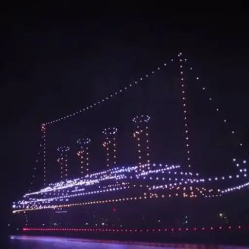 Un show de drones revive la salida del Titanic en Belfast a escala real