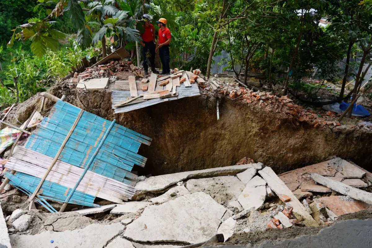 Tres viviendas permanecen en zona de riesgo tras el movimiento de tierra. El municipio pidió evacuar a las familias por seguridad., Municipio de Portoviejo.