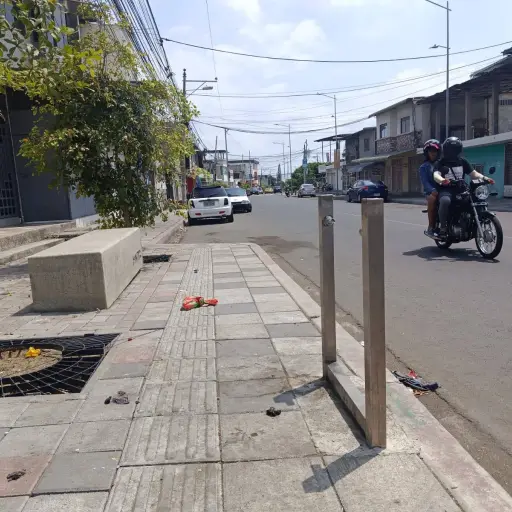 Hurto de bienes públicos: desaparecen depósitos de basura en avenida 321 de Manta
