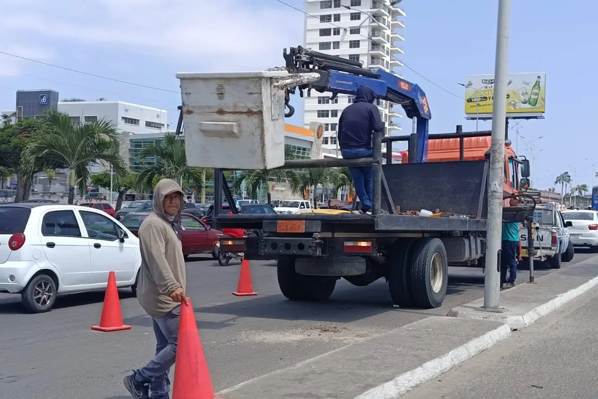 Municipio reemplaza poste y luminarias en Malecón ., El Diario