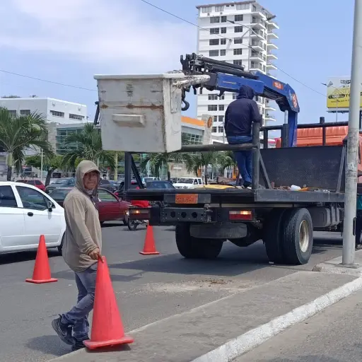 Parques y Jardines del Municipio repone poste y cableado en avenida Malecón