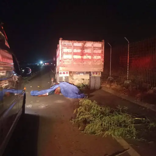 Accidente entre motocicleta y volqueta deja dos muertos en Rocafuerte
