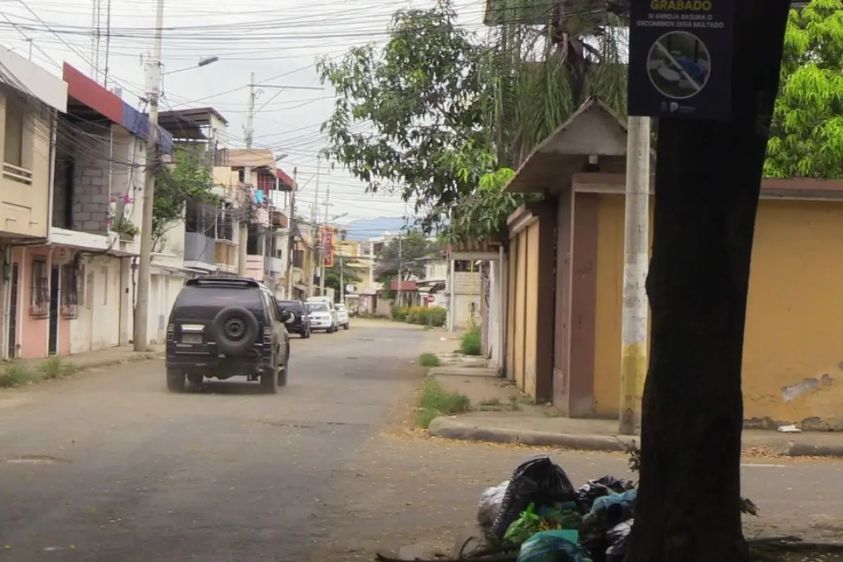 La basura de acumula bajo los letreros en los que se advierten las multas. , El Diario