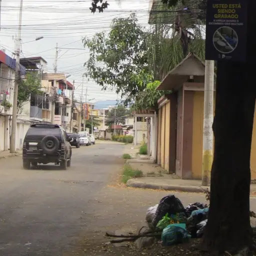 Implementan multas y cámaras para frenar la acumulación de basura en puntos críticos de Portoviejo 