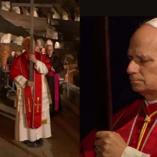 Por primera vez en décadas, el papa León XIV cargó la cruz en las 14 estaciones del Víacrucis 