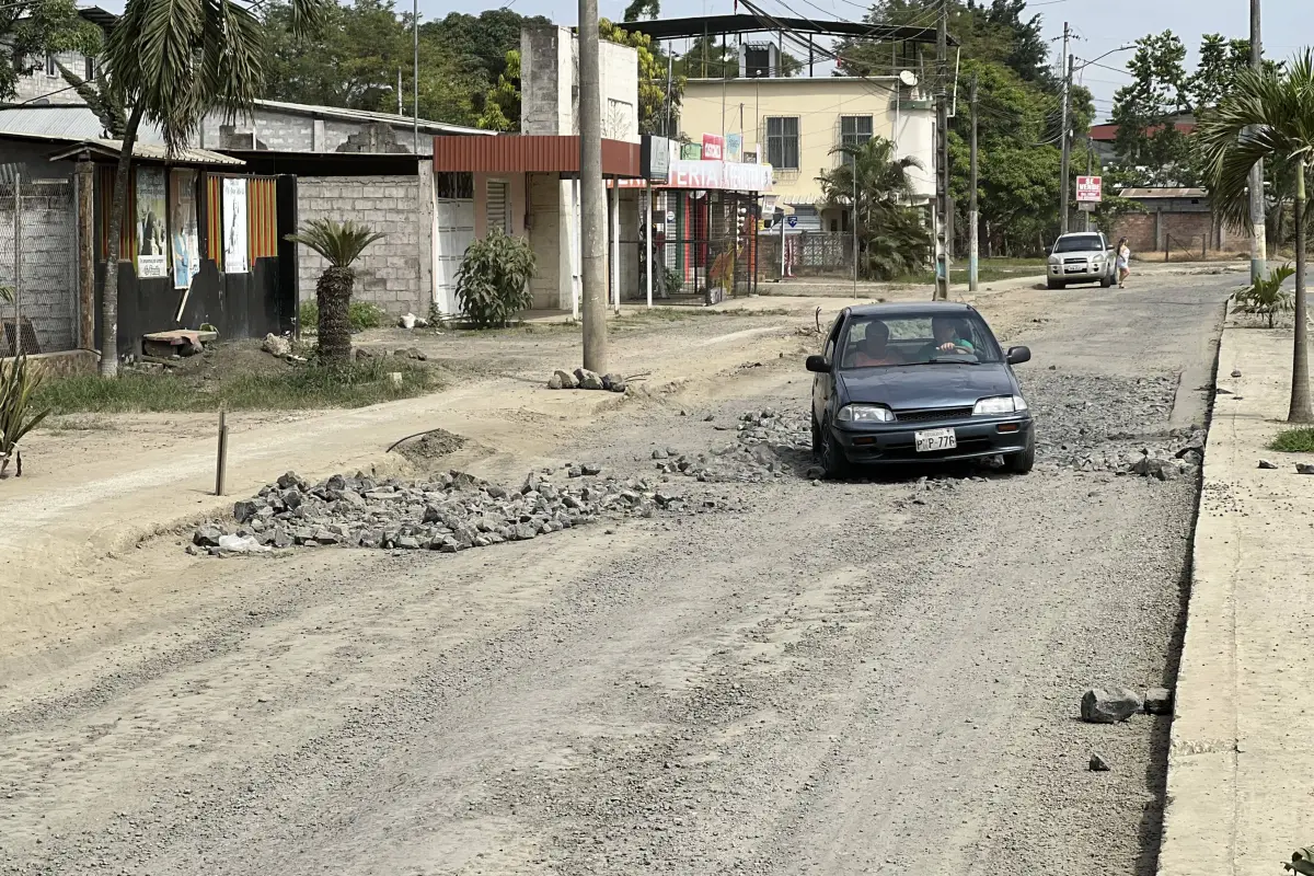 Conductores realizan maniobras para evitar daños en sus vehículos debido a las piedras colocadas sobre la vía., El Diario.