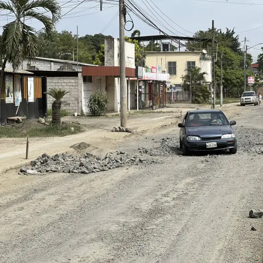 Conductores exigen reposición de asfalto en calles de la parroquia Abdón Calderón tras obras del plan Triple AAA