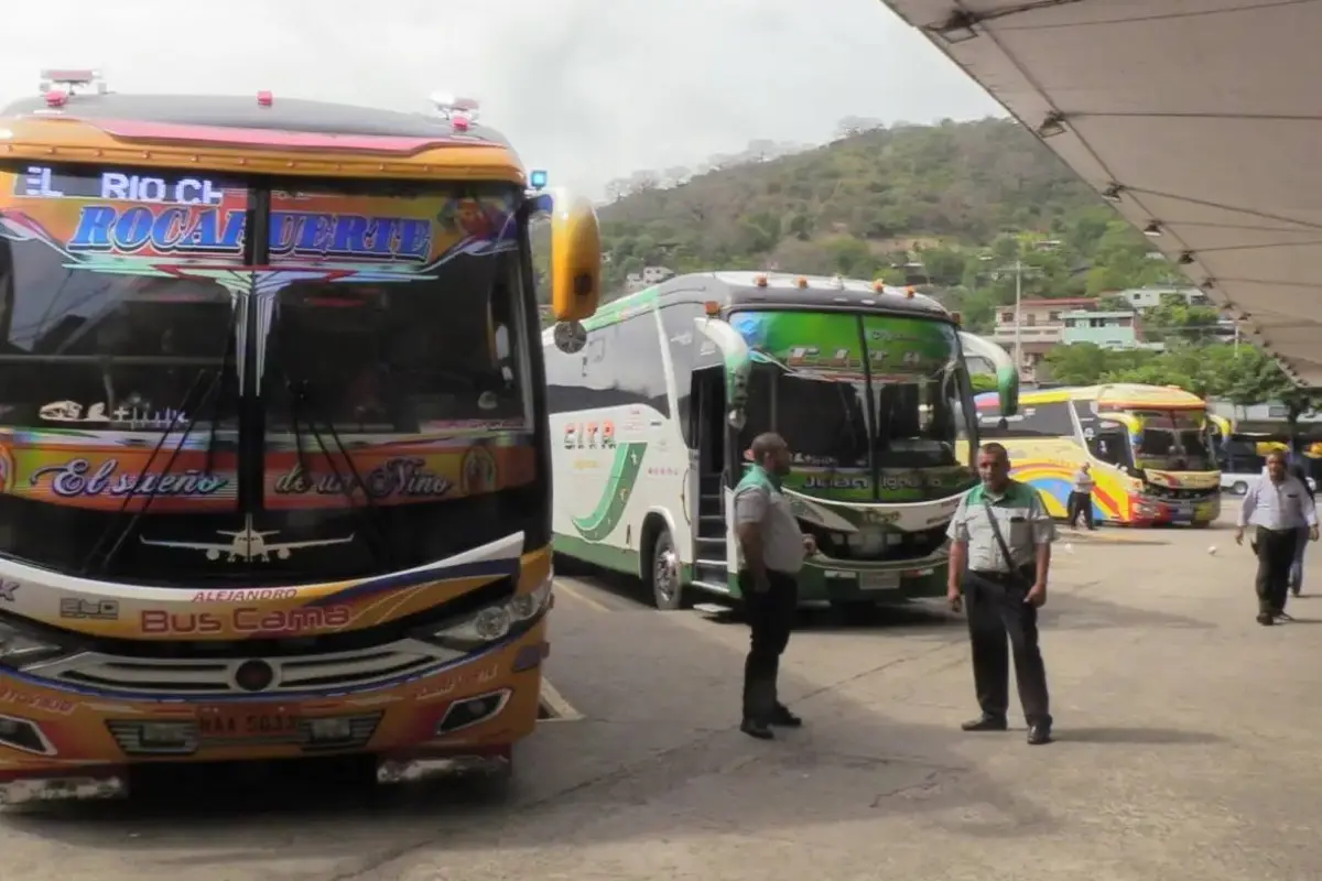 Daniel Noboa extiende las compensaciones a transportistas con el Decreto Ejecutivo 352.