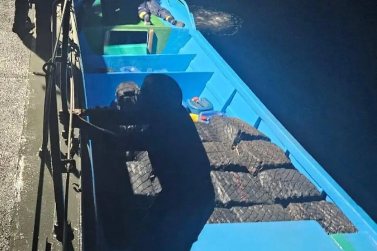 El cargamento de droga decomisado y los detenidos fueron llevados al puerto de Manta para seguir con las investigaciones., Ministro del Interior 
