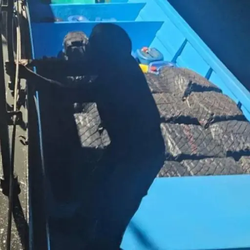Bloque de Seguridad incautó 1,5 toneladas de droga frente a las costas de Manta y detuvo a dos hombres