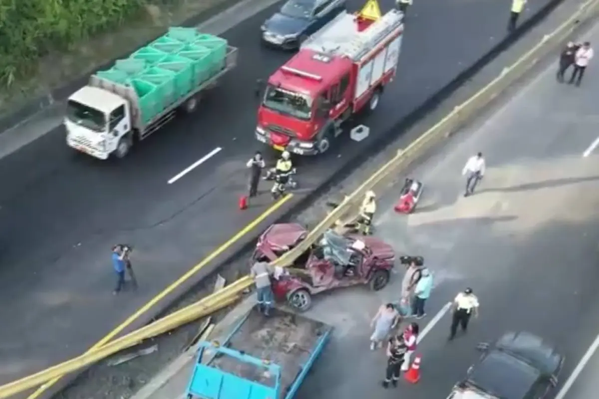 Así quedó al automotor tras el potente impacto contra las barandas centrales de la vía., Captura de video.