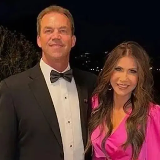 Las fotos prohibidas del esposo de la política Kristi Noem que sacuden a los Estados Unidos