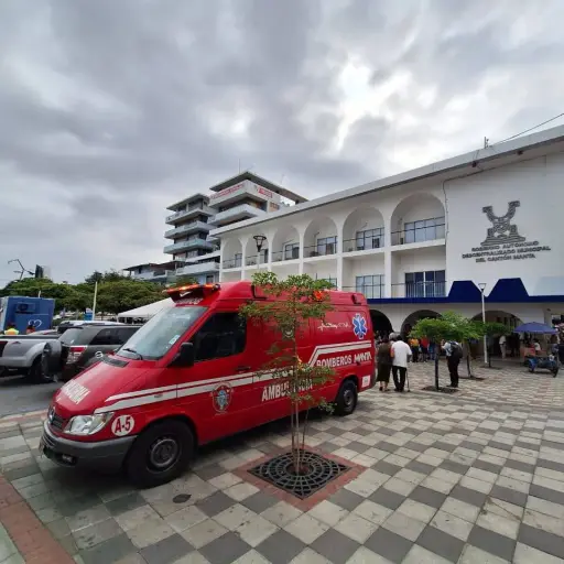 Bomberos de Manta suma ambulancias reparadas, dos nuevas y un bote inflable con recursos propios