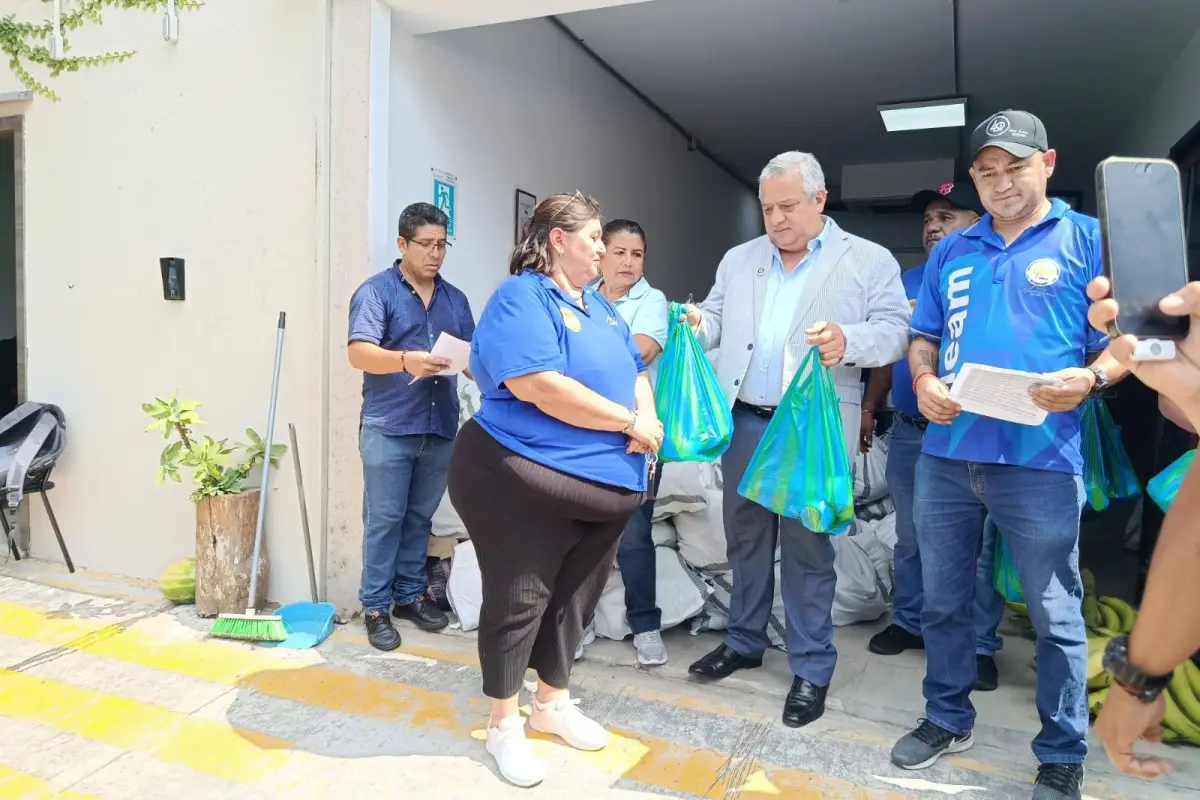 Rector de la ULEAM entrega canastas con productos del campo a 350 trabajadores en Semana Santa., El Diario