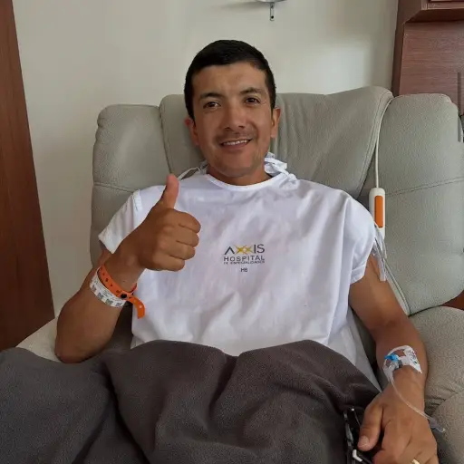 Richard Carapaz es operado en Quito y apunta a recuperarse para el Giro de Italia 2026