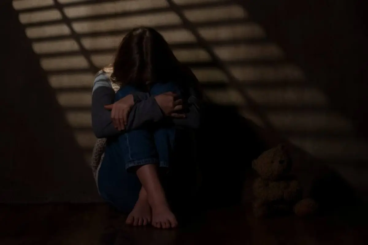 La niña habría sido abusada por sus familiares, al punto de ser contagiada de una enfermedad venérea. 