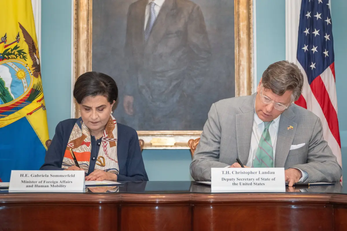 Representantes de Ecuador y Estados Unidos durante la firma del acuerdo de cooperación nuclear civil.