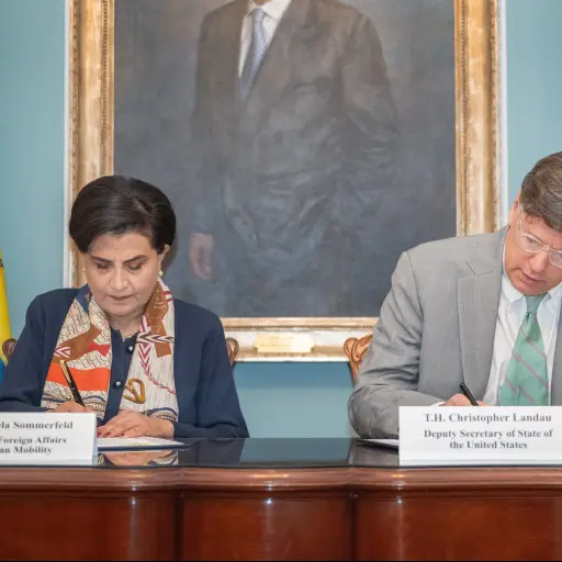 Ecuador y Estados Unidos firman acuerdo para desarrollo de energía nuclear civil