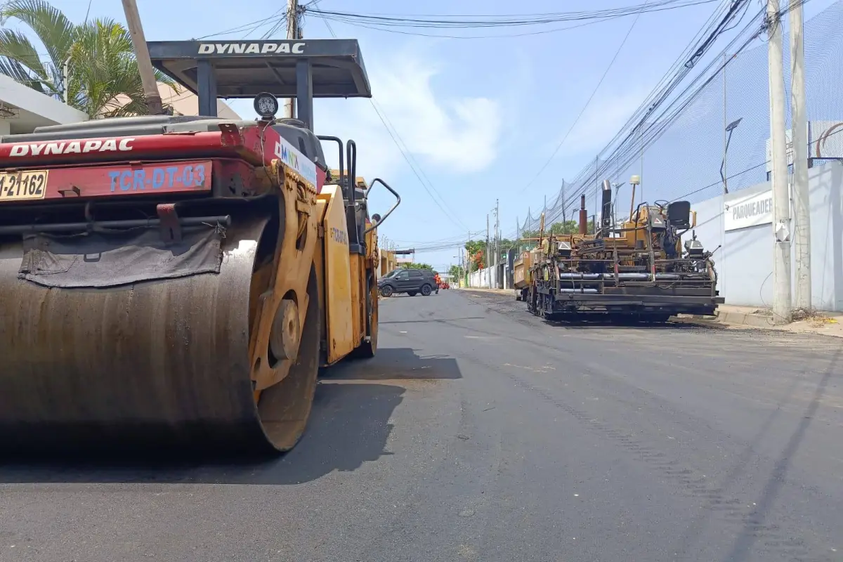 El trabajo de asfaltado continuaba la mañana de este miércoles 1 de abril de 2026 en Barbasquillo., El Diario