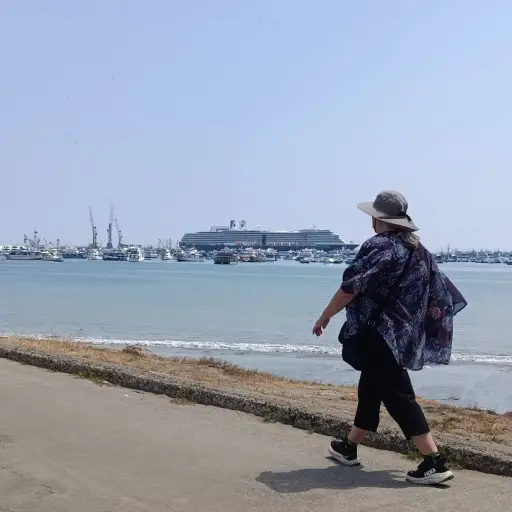 MS Oosterdam llega a Manta con 1.842 turistas y activa el turismo local