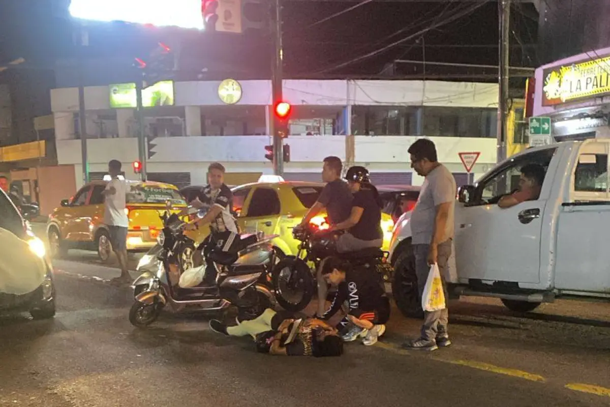 Las víctimas quedaron tiradas en media calle tras el impacto del carro contra su moto eléctrica., Redes