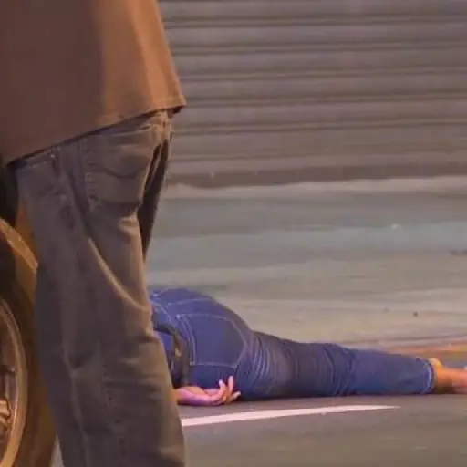 Mujer fallece tras caída desde edificio en el centro de Guayaquil y su conviviente es retenido