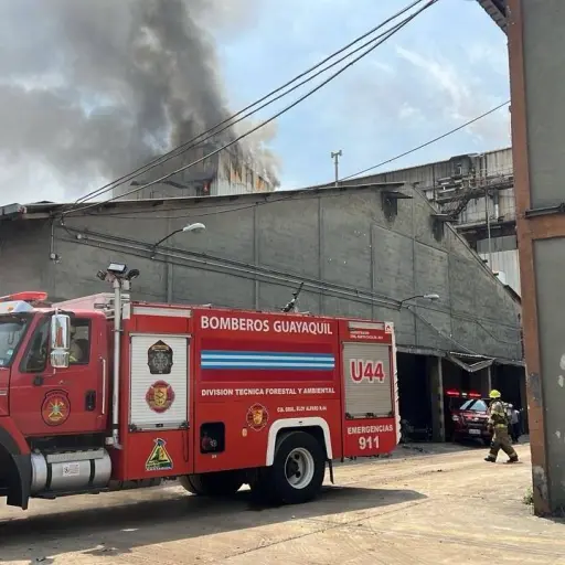 Bomberos intensifican operativo por incendio estructural en el norte de Guayaquil