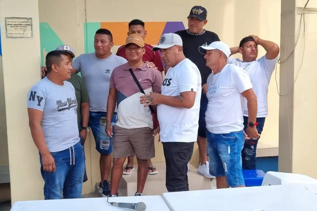 El capitán Flores dialogando con sus compañeros de embarcación con quienes sufrió el ataque., El Diario