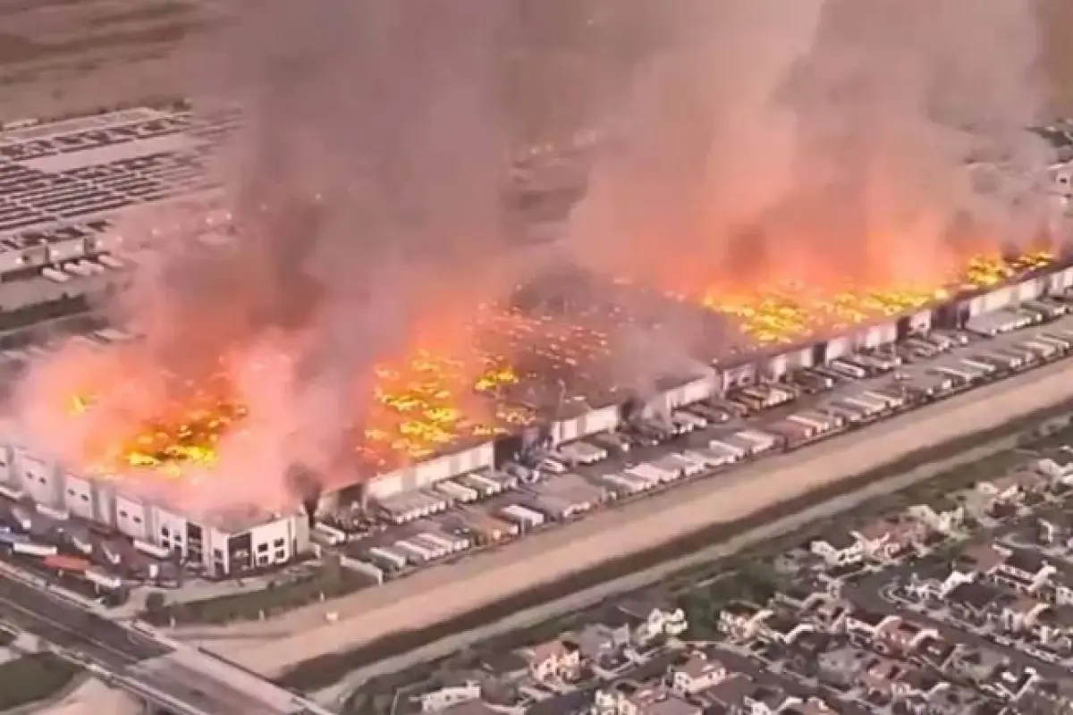 El incendio afectó a una buena parte de la planta de Kimberly-Clark ubicadaen California., Foto: Redes Sociales