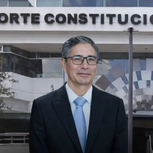 Renuncia juez constitucional Raúl Llasag en medio de investigaciones patrimoniales