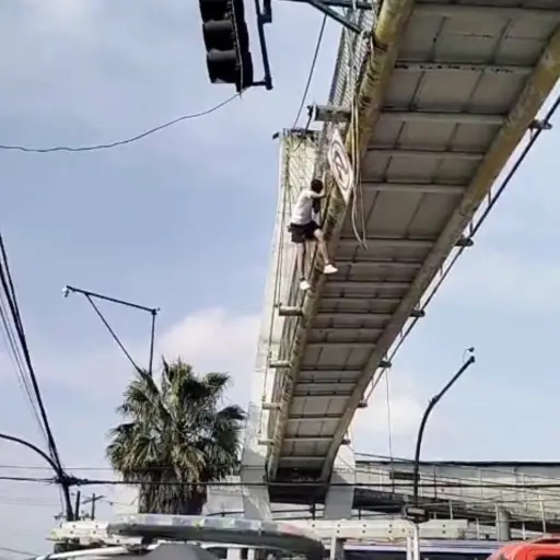 Santo Domingo: bomberos rescatan a hombre que intentó lanzarse desde puente en la avenida Chone