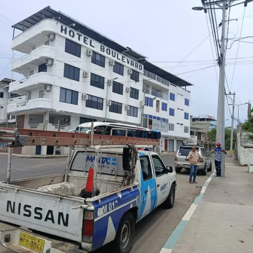 Reemplazan luminarias y cableado en Boulevard de Tarqui, y sellan postes para prevenir robo