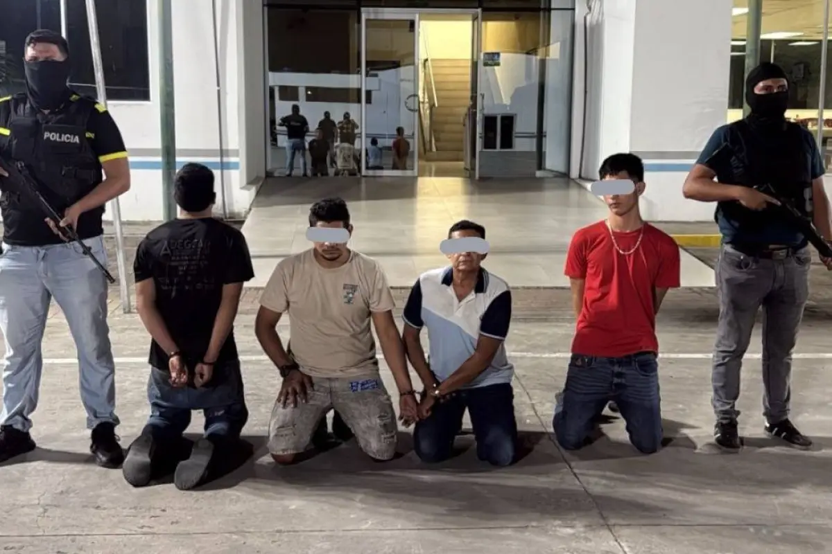 Policía intercepta vehículo tras persecución y detiene a sospechosos en Manabí