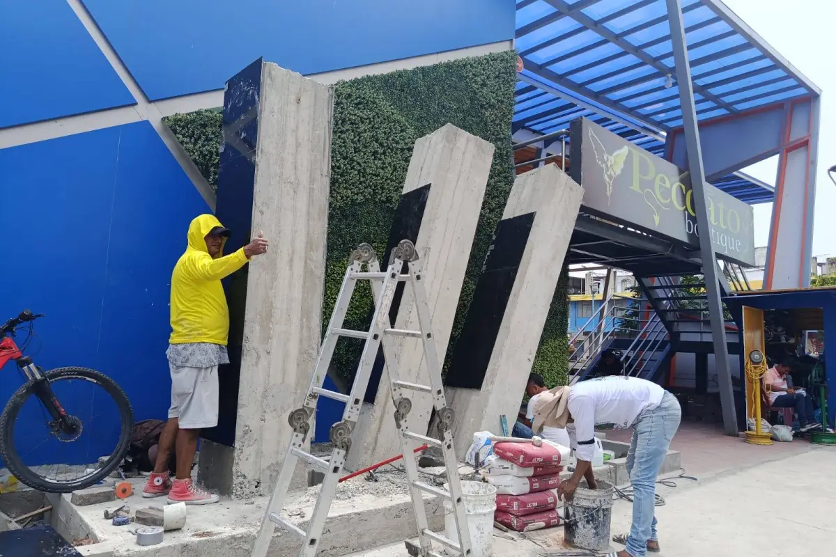 En los exteriores de Plaza Tarqui se construye un nuevo Memorial a 10 Años del 16A., El Diario