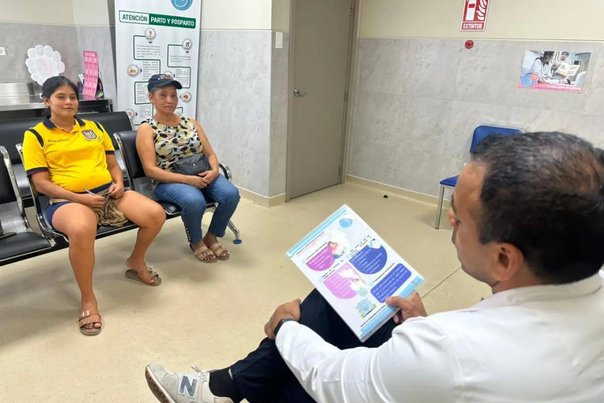 Las sesiones de educación prenatal impulsan la certificación ESAMyN en el principal hospital de Manta. En la gráfica una madre recibiendo una charla., El Diario