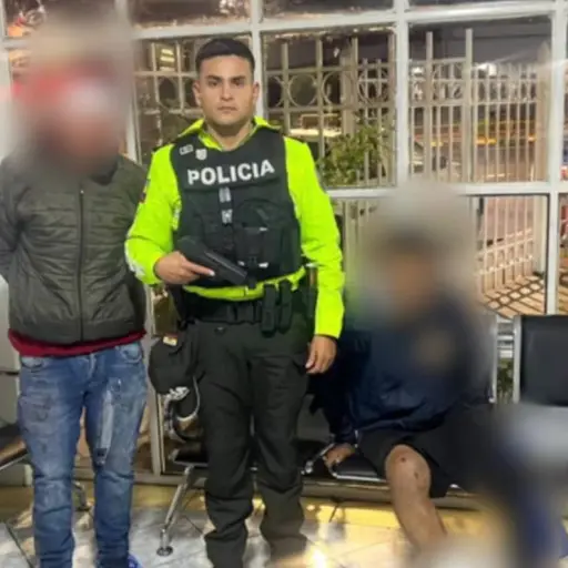 Dos presuntos delincuentes usaban mochilas de delivery para asaltar con cuchillos en Quito