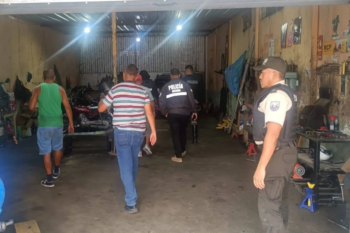 Varios locales donde se arreglan motocicletas fueron revisados., Cortesía